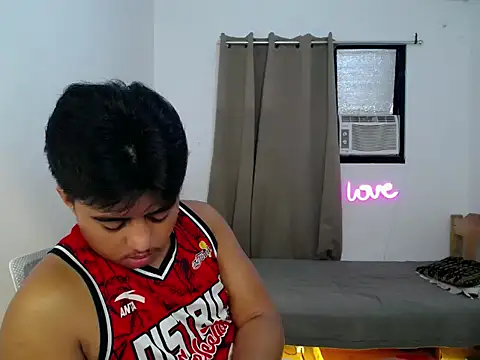 Snapshot of Hugecock2hundle_intown chatting on 11.28.25 Hugecock2hundle intown online show from 11.28.25