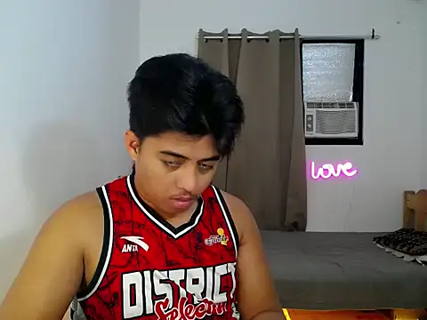 Snapshot of Hugecock2hundle_intown chatting on 11.29.25 Hugecock2hundle intown online show from 11.29.25