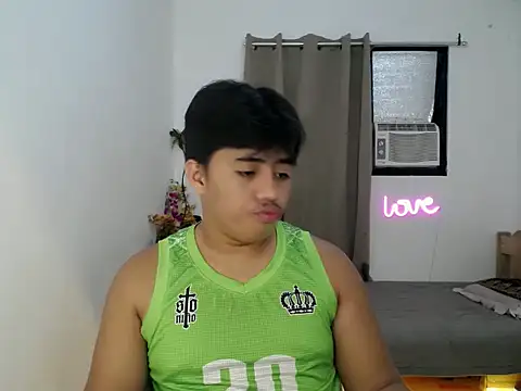 Snapshot of Hugecock2hundle_intown chatting on 12.16.25 Hugecock2hundle intown online show from 12.16.25