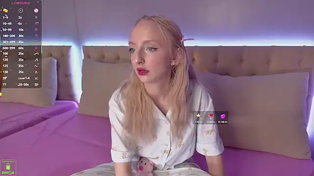 Snapshot of maya_snow chatting on 10.15.25 maya snow online show from 10.15.25