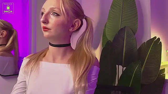 Snapshot of maya_snow chatting on 10.15.25 maya snow online show from 10.15.25