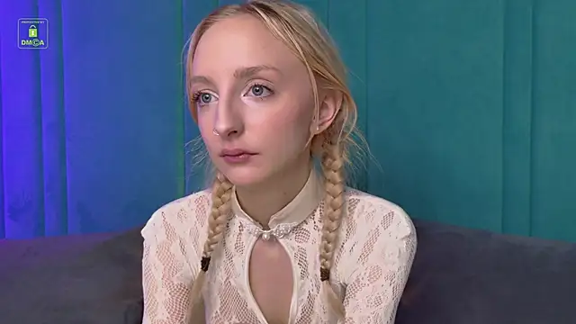 Snapshot of maya_snow chatting on 10.31.25 maya snow online show from 10.31.25