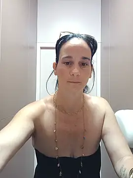 Snapshot of caro252 chatting on 05.28.26 caro252 online show from 05.28.26