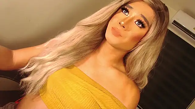 Snapshot of SissifyMeNow chatting on 10.25.25 SissifyMeNow online show from 10.25.25