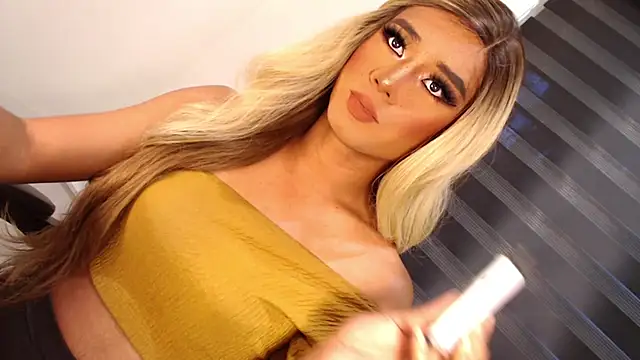 Snapshot of SissifyMeNow chatting on 12.05.25 SissifyMeNow online show from 12.05.25