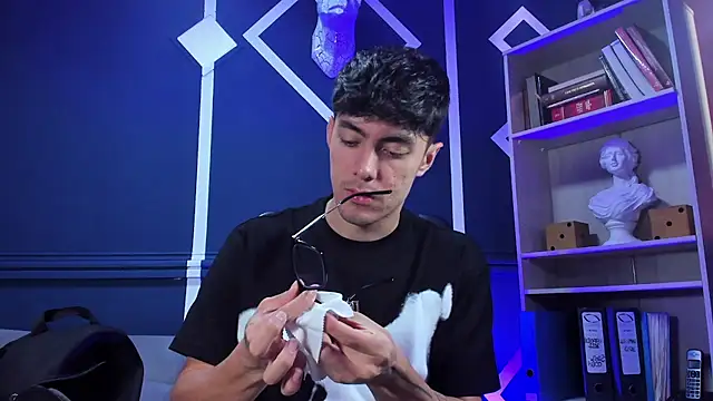 etham wolf  online show from 10.02.25