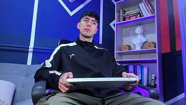 etham wolf  online show from 10.10.25