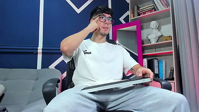 etham wolf  online show from 12.04.25