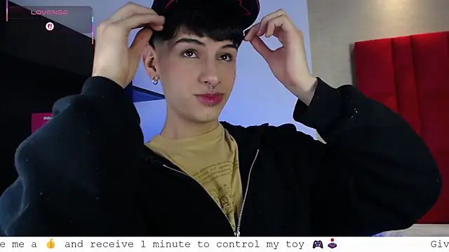 Snapshot of Ezra_Storm chatting on 10.04.25 Ezra Storm online show from 10.04.25