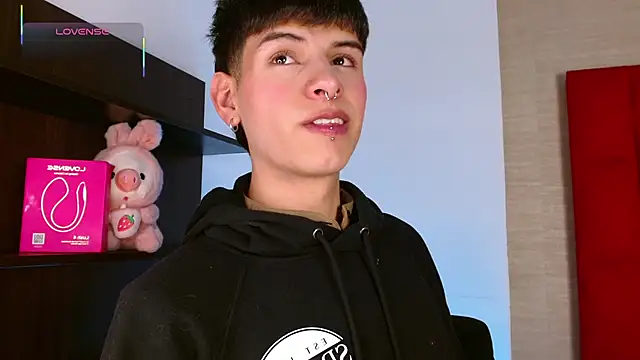 Snapshot of Ezra_Storm chatting on 12.04.25 Ezra Storm online show from 12.04.25