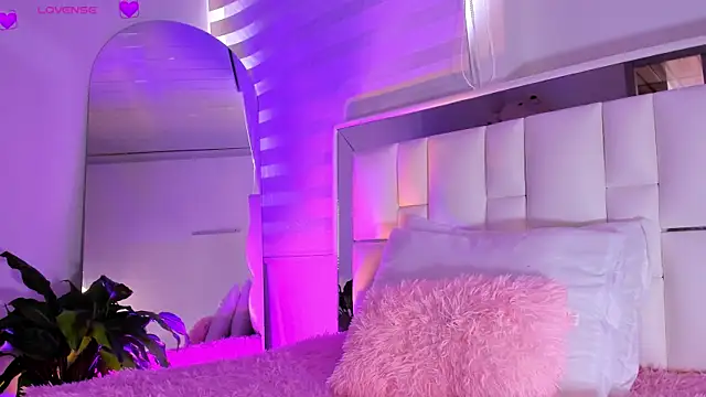 Snapshot of sara_goddess01 chatting on 09.18.25 sara goddess01 online show from 09.18.25