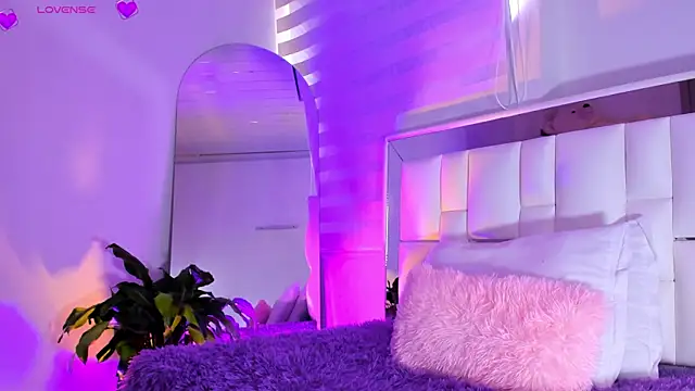 Snapshot of sara_goddess01 chatting on 09.19.25 sara goddess01 online show from 09.19.25