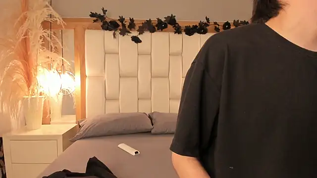 Daphne And Roger online show from 11.20.25