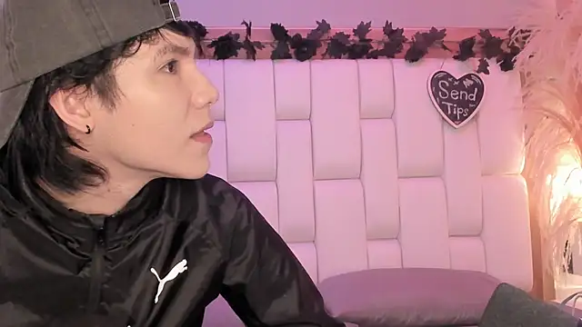 Daphne And Roger online show from 04.18.26