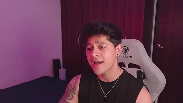 Snapshot of domsantiago_ chatting on 10.01.25 domsantiago online show from 10.01.25