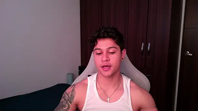 Snapshot of domsantiago_ chatting on 10.13.25 domsantiago online show from 10.13.25