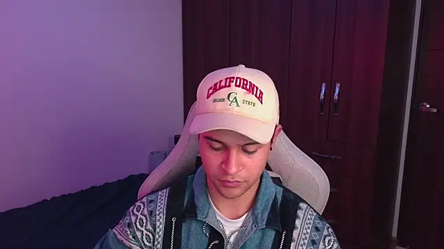 Snapshot of domsantiago_ chatting on 10.14.25 domsantiago online show from 10.14.25