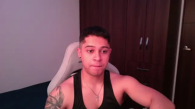 Snapshot of domsantiago_ chatting on 10.15.25 domsantiago online show from 10.15.25