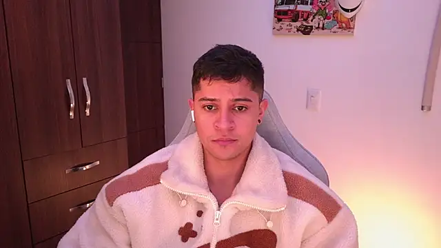 Snapshot of domsantiago_ chatting on 10.19.25 domsantiago online show from 10.19.25