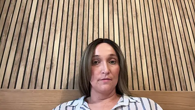 ElegantLilyXX online show from 12.17.25