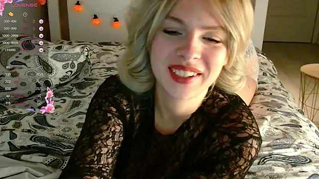 Snapshot of babylilly00 chatting on 10.23.25 babylilly00 online show from 10.23.25