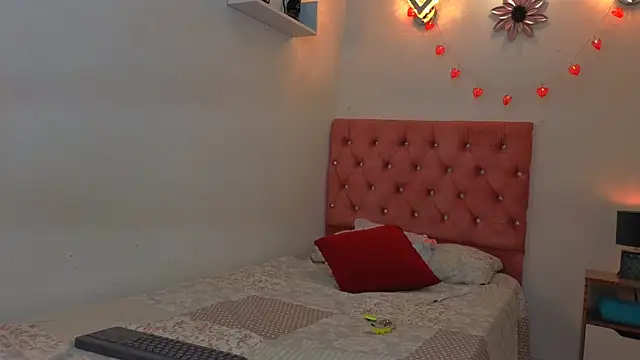 Kyra Honey online show from 10.06.25