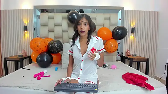 Snapshot of ikia_lopez_ chatting on 10.31.25 ikia lopez online show from 10.31.25