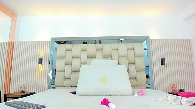 Snapshot of ikia_lopez_ chatting on 12.13.25 ikia lopez online show from 12.13.25