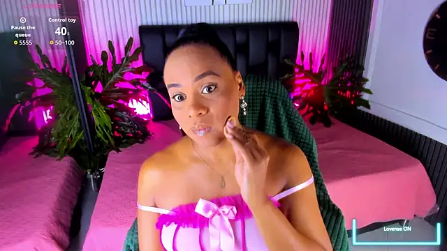 Snapshot of AriebonyBrooke chatting on 10.14.25 AriebonyBrooke online show from 10.14.25