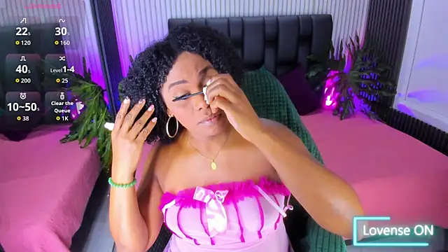 Snapshot of AriebonyBrooke chatting on 10.20.25 AriebonyBrooke online show from 10.20.25