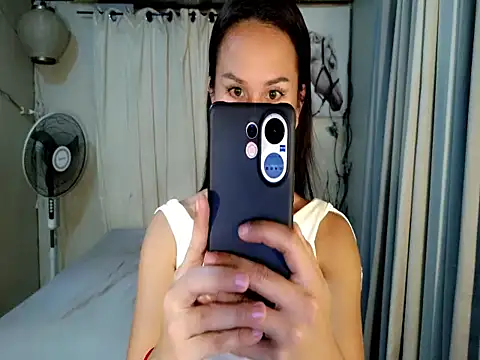 Snapshot of holly_bitch chatting on 07.13.26 holly bitch online show from 07.13.26