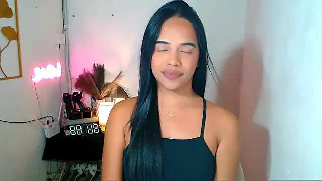 Lorainnelustts online show from 03.04.26