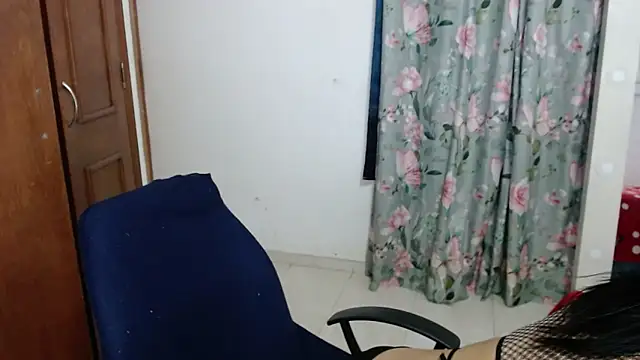 Snapshot of alejandralatina chatting on 11.29.25 alejandralatina online show from 11.29.25