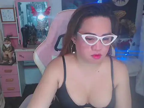 Snapshot of UrMistressDolly chatting on 10.12.25 UrMistressDolly online show from 10.12.25