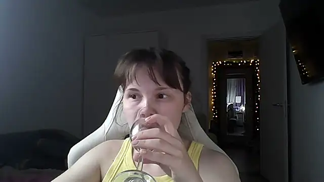 Snapshot of Qaynii chatting on 09.13.25 Qaynii online show from 09.13.25