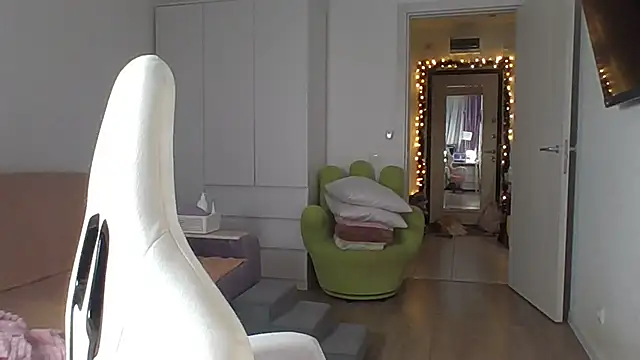 Snapshot of Qaynii chatting on 10.25.25 Qaynii online show from 10.25.25