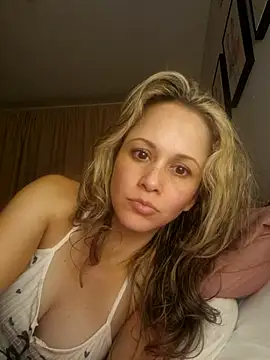 Snapshot of Miasiren chatting on 10.12.25 Miasiren online show from 10.12.25