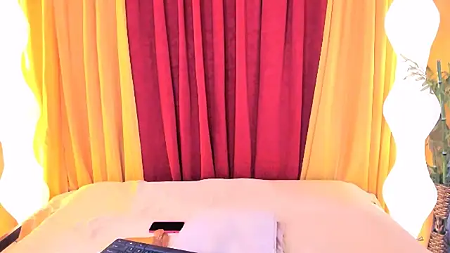 AthenaKeller online show from 11.05.25