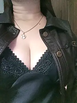 Snapshot of Zika_23 chatting on 11.17.25 Zika 23 online show from 11.17.25