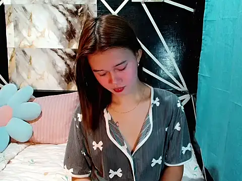 Snapshot of urgirl_mikah chatting on 12.19.25 urgirl mikah online show from 12.19.25