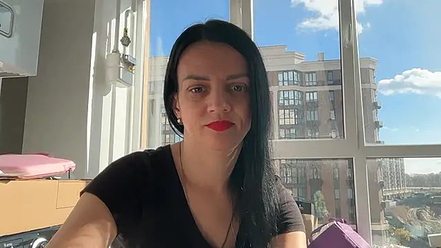 Snapshot of Sladosttss chatting on 10.28.25 Sladosttss online show from 10.28.25