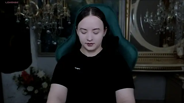 Snapshot of LaraBenson_ chatting on 11.27.25 LaraBenson online show from 11.27.25