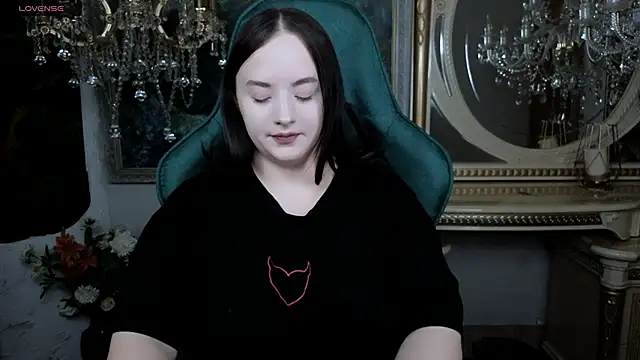 Snapshot of LaraBenson_ chatting on 11.29.25 LaraBenson online show from 11.29.25