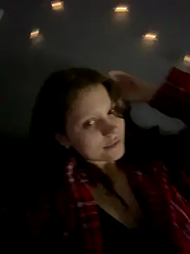 Snapshot of Lunliss chatting on 09.22.25 Lunliss online show from 09.22.25