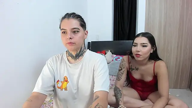 Snapshot of aria_and_tammy chatting on 11.06.25 aria and tammy online show from 11.06.25