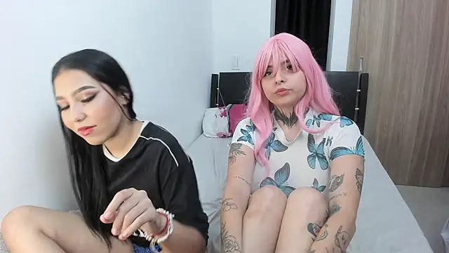 Snapshot of aria_and_tammy chatting on 11.29.25 aria and tammy online show from 11.29.25