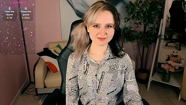 Snapshot of girl_next_doorr chatting on 06.21.26 girl next doorr online show from 06.21.26