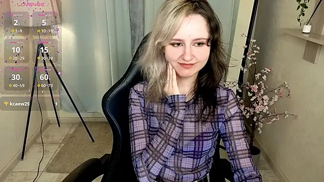 Snapshot of girl_next_doorr chatting on 06.28.26 girl next doorr online show from 06.28.26