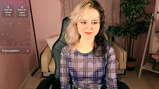 Snapshot of girl_next_doorr chatting on 07.04.26 girl next doorr online show from 07.04.26
