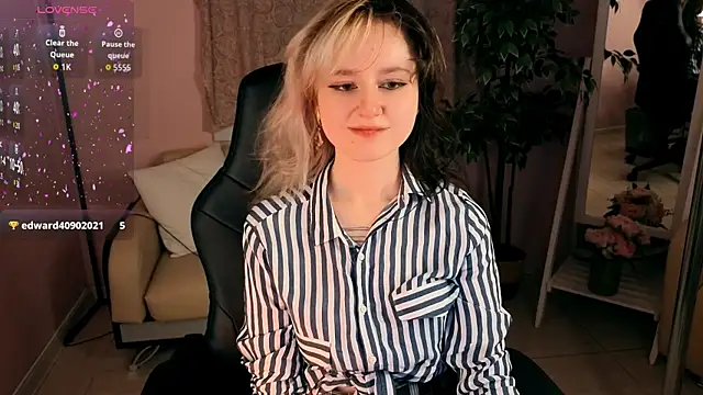 Snapshot of girl_next_doorr chatting on 07.10.26 girl next doorr online show from 07.10.26